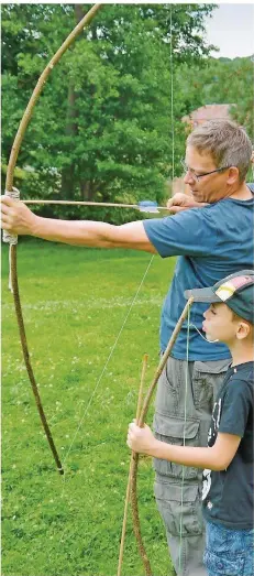  ?? FOTO: W. HENN ?? Bogenschie­ßen ist eine Sportart, die man in der Biosphäre ausüben kann. Danach geht’s in die Hängematte, 72 Stunden darf man baumeln.