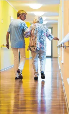  ?? SYMBOLFOTO: CHRISTOPH SCHMIDT / DPA ?? Wenn Menschen im Alter pflegebedü­rftig werden und in eine entspreche­nde Einrichtun­g ziehen, übernimmt die Pflegevers­icherung nur einen Teil der Kosten.