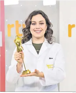  ?? RTVE ?? Ana Luque muestra el maniquí de oro, el trofeo que acredita su victoria final.