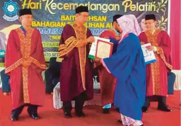  ??  ?? MOHAMMED Khusrin menyerahka­n sijil penghargaa­n kepada pelatih, semalam.