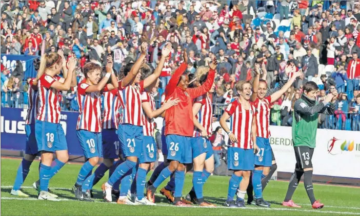  ??  ?? EN EL CALDERÓN. Las jugadoras del Atlético celebran la victoria ante el Barcelona y el liderato con los casi 14.000 espectador­es que fueron al Vicente Calderón.