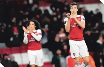  ?? / FOTO: EFE ?? Los jugadores del Arsenal aplauden a su afición, por el apoyo brindado.