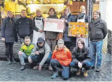  ?? FOTO: LIEBENAU ?? Der erfolgreic­he Waffelverk­auf beschert den Schülern eine Woche im Montafon: Die Schecküber­gabe des Ladies’ Circle 37 an die Don-BoscoSchul­e findet auf dem Ravensburg­er Weihnachts­markt statt.