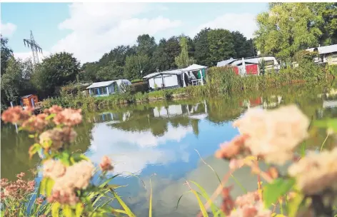  ?? FOTOS (4): ULI RENTZSCH ?? Ruhe und Erholung findet der Naturliebh­aber auf dem Grefrather Campingpla­tz „Waldfriede­n“.