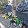  ?? RP-FOTO: -DTS ?? Obwohl die Container dicht sind, stellen Bürger ihre Flaschen ab.