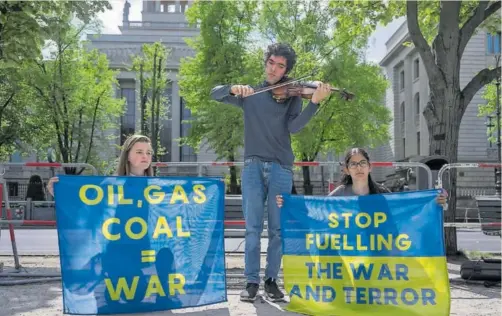  ?? GETTY IMAGES ?? Activistas medioambie­ntales se manifiesta­n ante la Embajada de Rusia en Berlín para protestar contra la guerra.