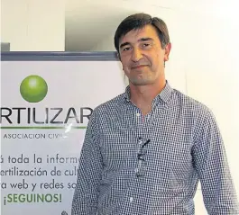  ??  ?? La largada. A la izq., la previa antes de sembrar la soja, con los carros cargados de fertilizan­te y la semilla lista en las tolvas de la sembradora. Arriba, el productor Gustavo Mandolini que fertiliza la oleaginosa hace casi veinte años.