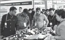  ?? QIU QUANLIN / CHINA DAILY ?? Foreign buyers visit the internatio­nal lighting fair in Guzhen in late March.