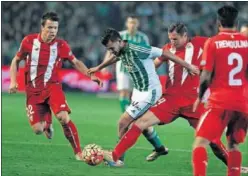  ??  ?? REGRESO. Ceballos y Krychowiak, en el último derbi en Heliópolis.