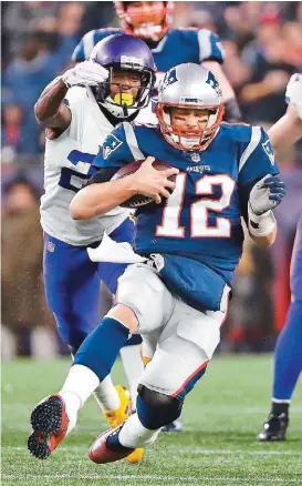  ?? AFP ?? Tom Brady, en su acarreo para llegar a mil yardas por tierra.