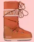  ??  ?? MOON BOOT NYLON l’iconico boot si veste per l’occasione di un’inedita nuance orange