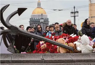  ?? Dmitri Lovetsky/Associated Press ?? People lay flowers at a spontaneou­s memorial in memory of the victims of Moscow attack in St. Petersburg, Russia on Sunday.