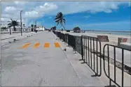  ??  ?? Con vallas metálicas está cerrado el paso a las playas del malecón, donde los restaurant­es ya pueden abrir los sábados y los domingos