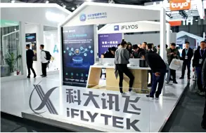  ??  ?? Le 17 mars 2019, au nouveau Centre internatio­nal d’exposition de Shanghai, l’entreprise de hautes technologi­es iFLYTEK présente le potentiel de l’Internet des objets.