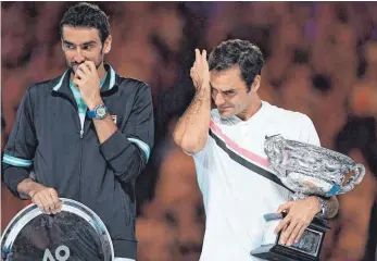  ?? FOTO: DPA ?? Kurioses Bild: Roger Federer (re.), Herrscher des Tennis, weint, Verlierer Marin Cilic guckt bedröppelt.