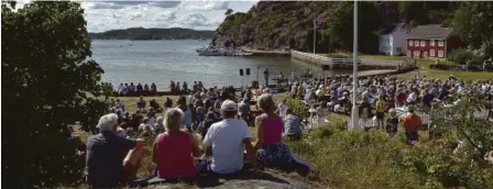  ??  ?? NYDELIG UTSIKT: Utsikten er det ingen tin å klage på – over den fine hagen til Odd og Signe Pettersen.