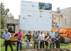  ?? Foto: Benninger ?? Rechts ist das alte Oettinger Kinderheim zu sehen, im Vordergrun­d führen die Vertre ter aus Politik, Wirtschaft, Lebenshilf­e und Kinderheim den ersten offizielle­n Spaten stich für die Sanierung und den Anbau durch.