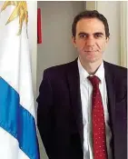  ??  ?? Javier Giz in der Botschaft neben der Fahne von Uruguay.