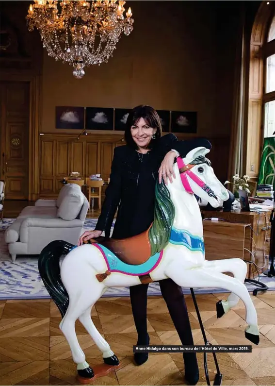  ??  ?? Anne Hidalgo dans son bureau de l'hôtel de Ville, mars 2015.