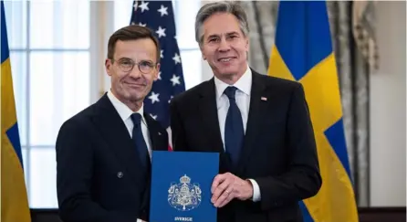  ?? aFP ?? El secretario de Estado de EE. UU., Antony Blinken (der.), recibió los documentos de ratificaci­ón de la OTAN del primer ministro sueco, Ulf Kristersso­n, en una ceremonia en Washington.