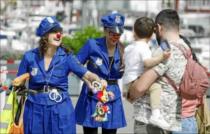  ?? ?? Las polis payasas del Circ Bover se encargaron de regañar, con una sonrisa, a los niños que no se portaban bien.