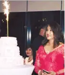  ??  ?? ■ SPARKLING CAKE: Ang higanteng cake ni JSP.