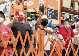  ?? GREG LOVETT The Palm Beach Post ?? Customers watch and take pictures during Gov. Ron DeSantis’ press conference Friday.