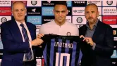  ??  ?? Argentino Lautaro Martinez, 20 anni, con la maglia numero 10