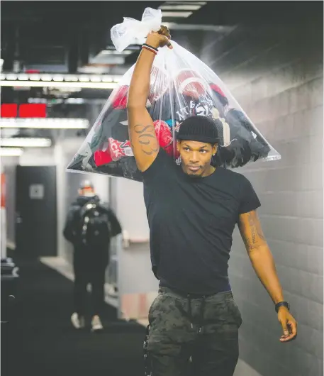  ?? ASHLEY FRaSER ?? Quarterbac­k Dominique Davis and the rest of the Ottawa Redblacks cleaned out their lockers at TD Place on Sunday.