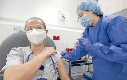  ?? FOTO ?? Las 117 mil dosis recibidas ayer servirán para seguir vacunando al personal de salud de primera línea de atención de la covid-19 y a mayores de 80 años.