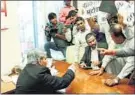  ??  ?? J&K MLA Sheikh Abdul Rashid (2nd from L) after right-wing activists threw ink on him at a press meet in Delhi. (Right) TV grab of Sena workers at BCCI chief Shashank Manohar’s Mumbai office. ARUN SHARMA/HT