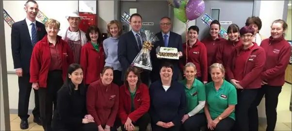  ??  ?? Post Office and SuperValu staff make a presentati­on to Des Murphy to mark his retirement.