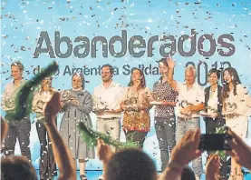  ??  ?? Festejo. Los finalistas y la “Joven Abanderada”, en el Metropolit­an Citi.