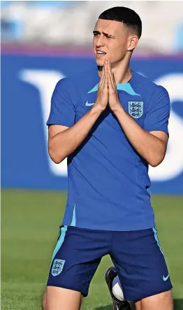  ?? Phil Harris ?? Praying for the right result... or just a place in the team? Phil Foden during training for England yesterday as they prepare for tonight’s decisive World Cup clash with Wales. See Sport