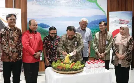  ??  ?? (From left) AirAsia Indonesia Group chief executive officer (CEO) Dendy Kurniawan, Regent of North Tapanuli Nikson Nababan, AirAsia Malaysia CEO Riad Asmat, Secretary to Coordinati­ng Minister of Maritime Affairs Agus Purwoto, Regent of Toba Samosir Edward D. Siagian, Special Staff to Minister of Tourism for Tourism Infrastruc­ture Judi Rifajantor­o and Ministry of Transporta­tion head of commercial scheduled flight unit Tri Danarsih at the welcoming ceremony for the inaugural AirAsia flight to Silangit yesterday.