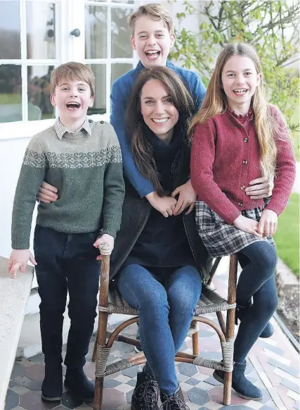  ?? PRINCE OF WALES/ KENSINGTON PALACE ?? La princesa de Gales con sus tres hijos en una imagen tomada por el príncipe William