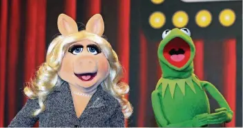  ?? FOTO: DPA ?? Stets im Mittelpunk­t: Miss Piggy und Frosch Kermit, der als Gastgeber der „Muppet Show“immer am Rande des Nervenzusa­mmenbruchs stand. Insgesamt gab es fast 400 Figuren.