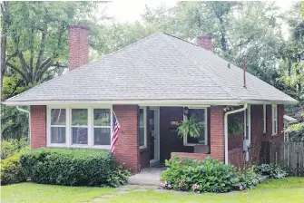  ?? TRIBUNE NEWS SERVICE ?? Karen DeJeet’s Hamilton model Sears kit house in Forest Hills, Pennsylvan­ia. From 1908 to 1940, Sears and Roebuck sold nearly 75,000 homes through the mail-order Modern Homes program.