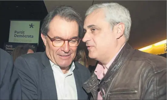  ?? MARTA PÉREZ / EFE ?? Artur Mas i Germà Gordó conversen després de l’acte de presentaci­ó del PDECat ahir a Barcelona