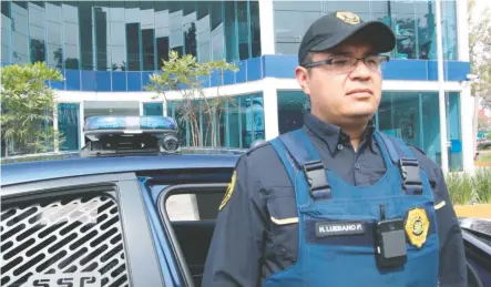  ??  ?? La policía de la CDMX es la única en el país que ha implementa­do las cámaras corporales, que los elementos deben tener durante su turno laboral.