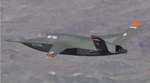  ??  ?? Le XQ-58A Valkyrie au cours de son premier vol. L’appareil devrait permettre de valider le concept de loyal wingman ; en sachant que la plate-forme importe moins que sa connectivi­té… (© US Air Force)