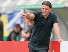  ?? IMAGO ?? Gerardo Seoane zeigt seinen Spielern, wo es langgeht.