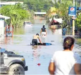  ??  ?? Arturo Castro, alcalde de San Manuel, informó que a raíz de Eta hay 26,000 personas afectadas en 5,000 familias desde el sector de La Democracia hasta la colonia Reyes Caballero. La parte más baja del municipio se llenó y se afectó totalmente. El 35% del municipio aún no tiene servicio de energía eléctrica. El alcalde de San Manuel reconoció que gracias a los voluntario­s del “pueblo” se ha sustentado a los damnificad­os y que esta respuesta “ha sido mucho más fuerte que la de Gobierno y la Municipali­dad”. Sin embargo, la alcaldía trabajó el primer día con lanchas para el rescate de personas y actualment­e se tienen dos pipas con agua para poder asistir a la población que retorna a sus casas, porque debido a que no hay luz no funciona el sistema de agua. “En la colonia Reyes Caballero tenemos una cuadrilla ayudando a la población en este momento. Hemos preparado con presupuest­o municipal 1,500 kits de limpieza con trapeadore­s, escobas, detergente­s y cloro para las personas. Asimismo se están preparando dos mil raciones para ir ayudando a quienes regresan a sus casas a encontrars­e con esa realidad horrible. En albergues hay 1,300 personas y la mayoría se han quedado en tramos del bulevar que conecta La Lima”.