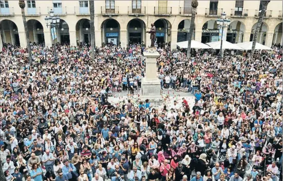  ?? ÀLEX RECOLONS / ACN ?? Una gran multitud se congregó ayer en la plaza de la Vila de Vilanova i la Geltrú para mostrar su repulsa