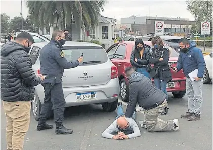  ??  ?? La detención. De Juan Carlos Lacco (61). Fue quien alquiló la propiedad tras un pago de 5.000 dólares.