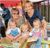  ??  ?? Kauften fleißig am Bücherstan­d ein: Maria Schütz (links) und Helga Kohlmann mit den Enkelinnen Hanni, Ida und Lilly.