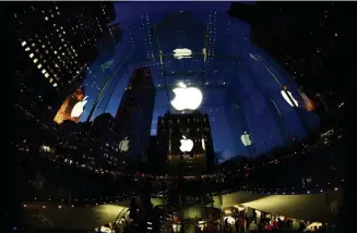  ?? (Tim Clayton/Corbis via Getty Images) ?? En bas à droite, la vitrine de l’un des Apple Stores emblématiq­ues de la marque à la pomme, sur la 5e Avenue, à New York.