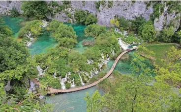  ??  ?? An manchen Tagen im Hochsommer kann es sehr voll werden: Dann spazieren mehr als 13.000 Menschen über die Plankenweg­e zwischen Seen und Wasserfäll­en.