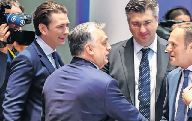  ??  ?? Hrvatska je odlučila zbog solidarnos­ti s Velikom Britanijom protjerati diplomate, ali spada u red država koje su prema Rusiji primijenil­e relativno blagu mjeru (na slici slijeva austrijski kancelar Sebastian Kurz, mađarski premijer Viktor Orban,...