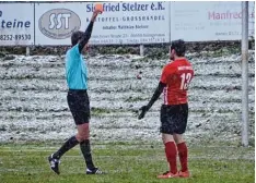  ?? Foto: Luis Bauer ?? Ich glaub, ich steh’ im Schneestur­m. Meitingens Josef Sauler kann es nicht fassen, dass er von Schiedsric­hter Bunk die Rote Karte gezeigt bekommt.